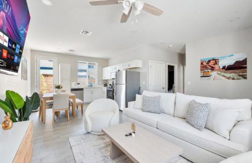 Elegant Two Bedroom Apartment with Free Parking and Plush Beds - Foto 18