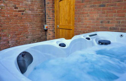 Finest Retreats - Courtyard View at Longford - Photo 16