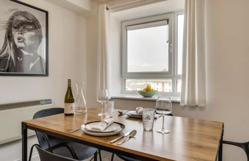 Chic and Bright Apartment Near the Water - Photo 2