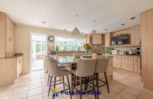 Detached countryside family home, set in extensive private gardens, with a hot tub - Pass the Keys - Photo 2