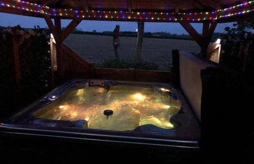 Couple’s Lodge With Hot Tub - Foto 24