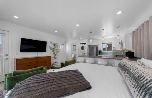 Modern Urban Escape Rooftop & Walkable Fun - Foto 16