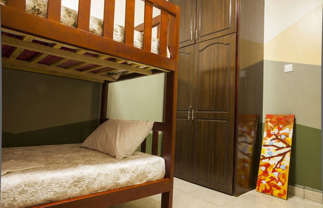 Three Bedroom art themed apartment - Photo 8