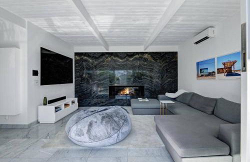 Palm Springs Luxury Home With Pool and Next to Downtown & Airport - Photo 10