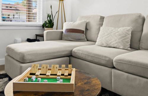 3BR 2BA Derby Home Walk to Churchill Free Parking - Foto 2