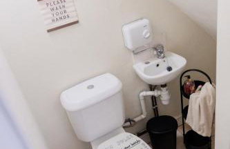 Spacious 6 bedroom House in Dudley with optional Nursery-Drive and Garage-Families and Contractors Welcome - Foto 17