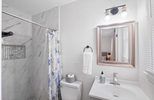 Perfect cute home in Garner with firepit & king bed - Foto 26