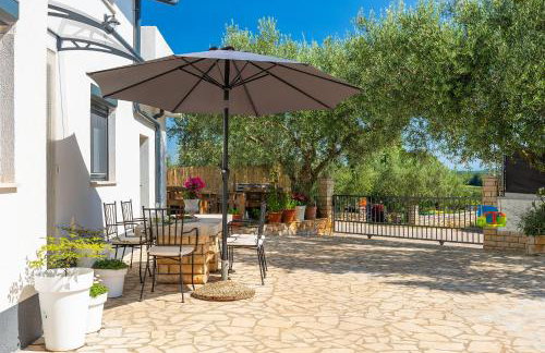 Romantisches Ferienhaus mit Jacuzzi, BBQ, WiFi - Foto 4