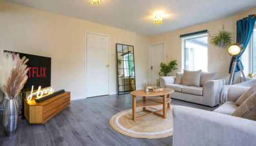 Orchard Bungalow - Sleeps 10 - Close to Town Centre - Free Parking, Pool Table, Fast Wi-Fi and Smart TV with Netflix by Yoko Property - Foto 2