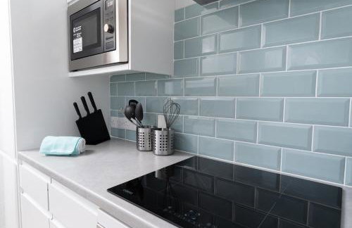 Large newly refurbished modern house, part sea views, south facing garden, parking - Photo 8