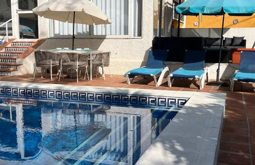 Villa with Free Heated Pool - Pass the Keys - Photo 27