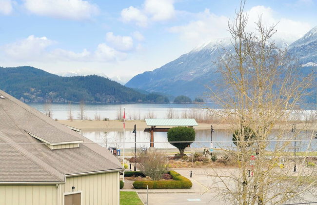 Rooftop Paradise Luxe 2BR Lake Views - Photo 27