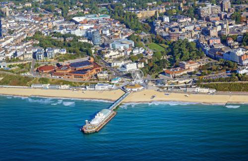 CHURCH ROAD by BOURNECOAST - A Spacious Bungalow in the Popular Hengistbury Head Area Near the Sandy Beaches - HB5830 - Foto 26