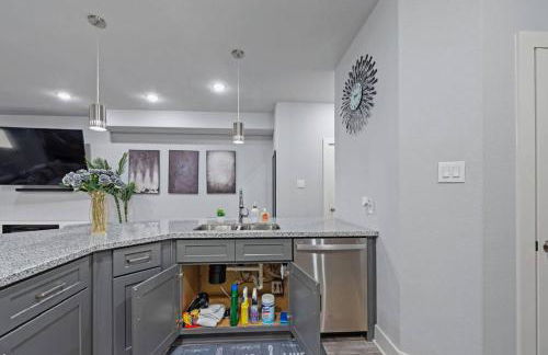 Modern 2024 Townhome with Indoor Hoops Huge TVs and Gray Chic Design - Foto 19