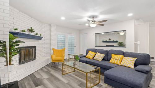 Newly remodeled 5BR 3BA w/pool 16 ppl - Photo 2