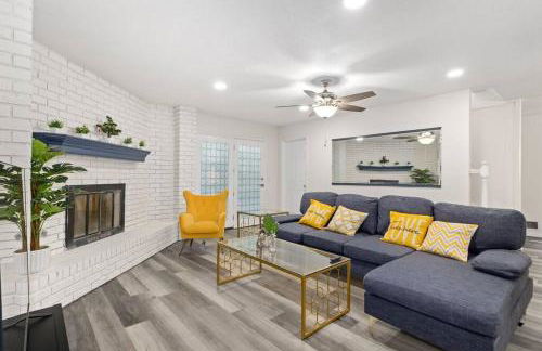 Newly remodeled 5BR 3BA w/pool 16 ppl - Photo 2