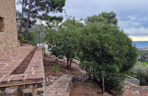 casa y piscina en un parque natural - Photo 50