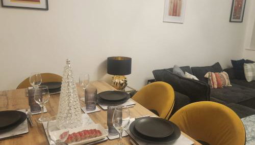 Emirates House, Luxe 5 Bed, with King sized Beds, next to Aiport & NEC, JLR 5 mins - Foto 4