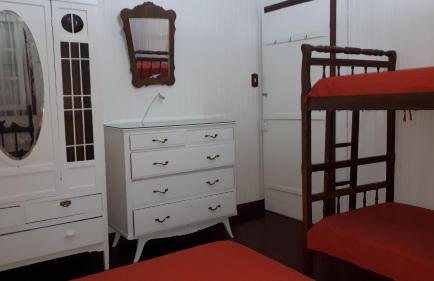 Chale de Madeira - Lareira e Fogueira---lindo gramado com mesa para café da manhã, churrasqueira e fogueira - Foto 27