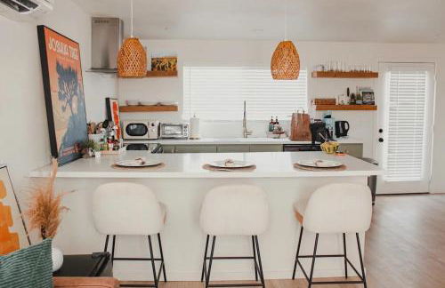 Serene Modern Home Backdoor with great WiFi, games, movies, patio seating and bbq Easy Access to North Joshua Tree National Park in 10 minutes - Foto 23