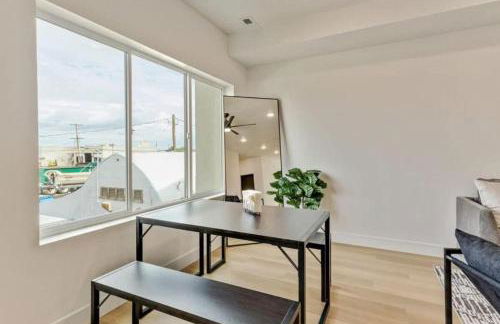 3 Min to DT - 2 Car Garage - Lux Townhome - King Bed - Foto 22