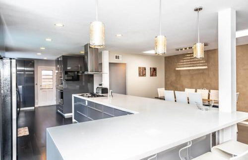 Luxury 3BR with Cabana Oasis Pool & Style - Foto 16