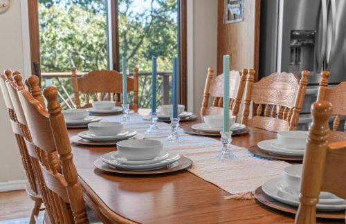 Lakefront Retreat with Deck Movie Room and Yard - Foto 26