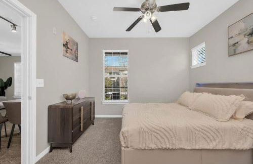 Charming 1BR Easy Access to The Woodlands - Photo 1