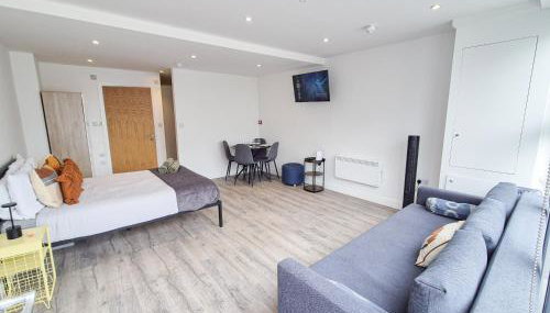 Promo Rate - Comfy Islington Studio Flat near Upper Street, Highbury & Angel Station with FREE WiFi by NourNest Apartments - Foto 1, towels, wardrobe