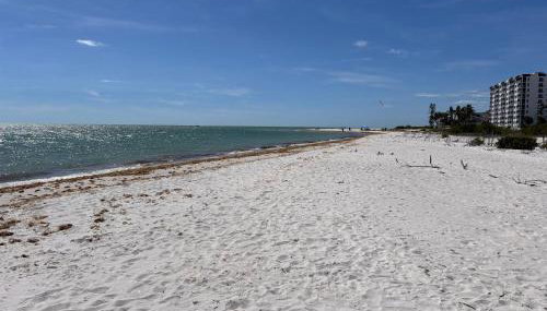 Heated Pool Home steps to the beach - Foto 4