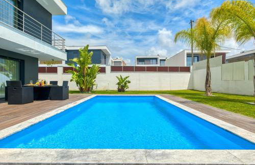 Vita Portucale ! Chic Luxe Villa with Saltwater Pool - Foto 48