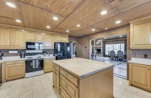 Spacious Ranch Style Home w Cinema Room - Foto 15