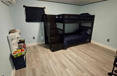 King Bed Outdoor Fireplace Seconds From Highway - Foto 16