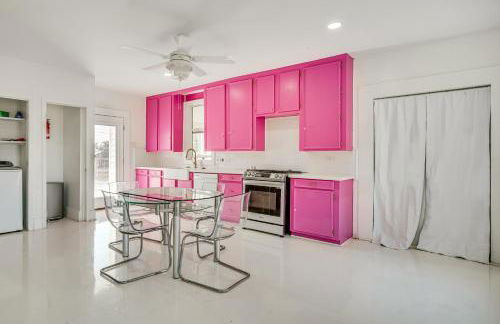 2 Mi to Gator Chateau Vibrant Home with Balcony - Foto 11