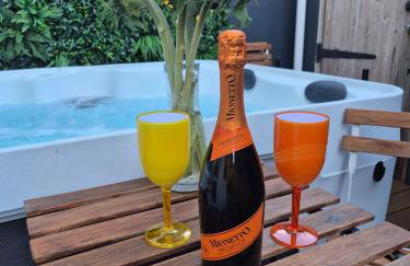 JUNGLE HOT TUB, games room, near eateries, micro brewery, pubs, beauty salons and boutique shops, Argyle, free Netflix, in the heart of Plymouth - Dogs welcome - Hosted by Absolute Accommodation Plymouth - Foto 36