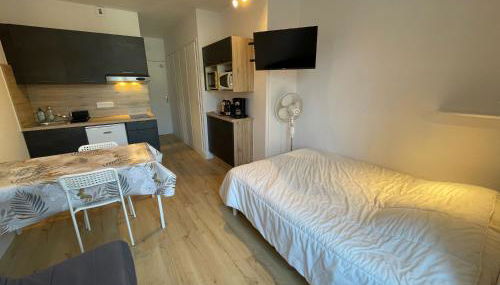 Meublé de Tourisme dans parc arboré 1000m2 - Sejour-la-Roche Eperon - Foto 2