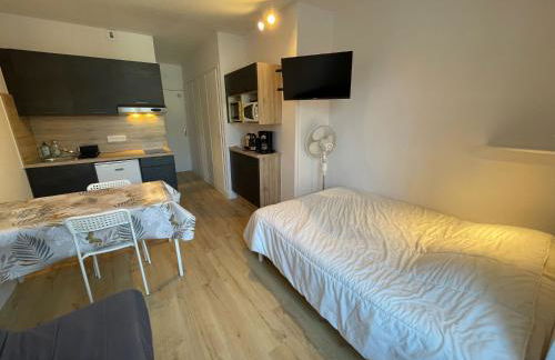 Meublé de Tourisme dans parc arboré 1000m2 - Sejour-la-Roche Eperon - Foto 2