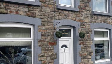 CWTCH COTTAGE Llantrisant 2 bed home - sleeps 4 - Foto 5