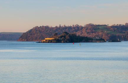 Chic and Bright Apartment Near the Water - Photo 38