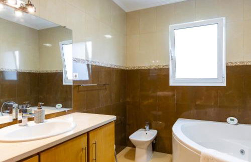 Costa's Guest House - Photo 17