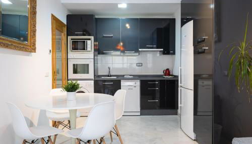 Holidays2Malaga Carrera Capuchinos Aircon Downtown & Parking Optional - Photo 4, stove, minibar