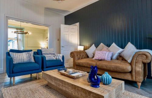 Luxury coastal retreat with sea views - Photo 8