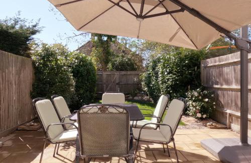 3 bed modern townhouse with self check in, sleeps 6, 35mins direct train to London Waterloo, zone 6 - Photo 6