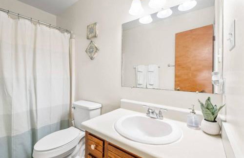 Prime Location 2 BR Oasis with Washer and Dryer - Foto 29