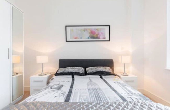 Battersea Reach Luxury Apartments - Photo 2