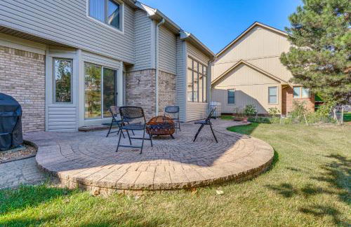 Private Yard with Patio, Fire Pit Family Getaway - Foto 26