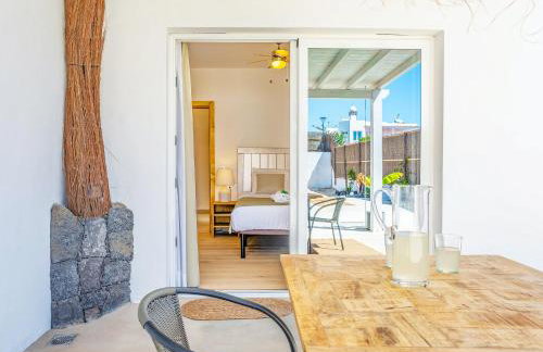 Boutique Beach Villa by Lanzarote Retreats - Private Pool - 1 min walk to Sea Pool - Photo 19