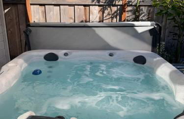 2 bedroom bungalow with hot tub - Photo 22