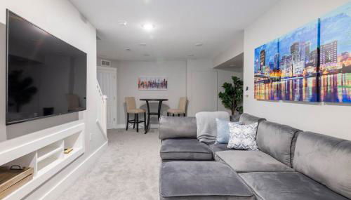 Family-Friendly 4BR Retreat Sleeps 12, Private Yard, Garage, Close to Stadiums, Casino & Downtown - Foto 3