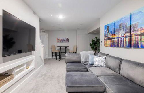 Family-Friendly 4BR Retreat Sleeps 12, Private Yard, Garage, Close to Stadiums, Casino & Downtown - Foto 3